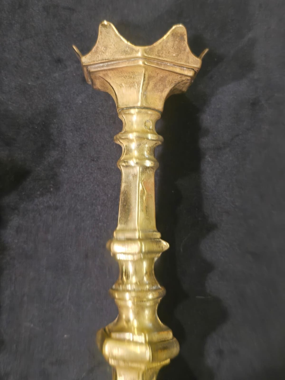 Par de candelabros eclesiásticos en latón dorado - Imagen 4