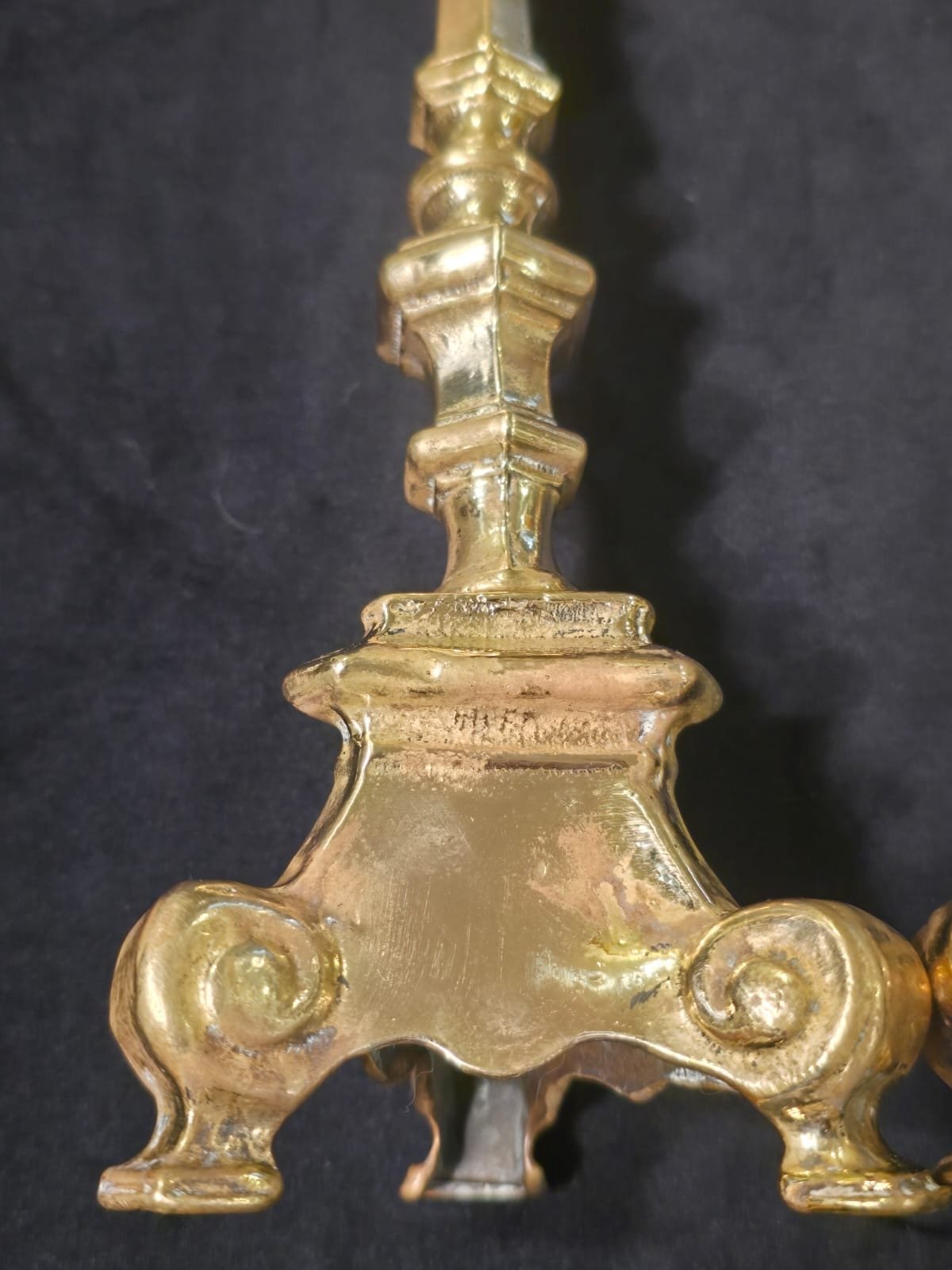 Par de candelabros eclesiásticos en latón dorado - Imagen 7