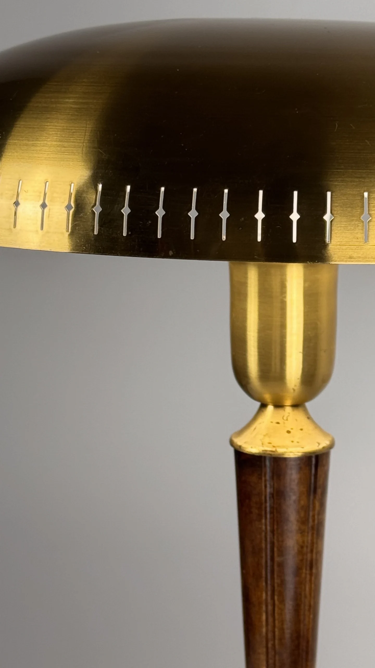 Lámpara sobremesa metal dorado y madera Años 50 - Imagen 3