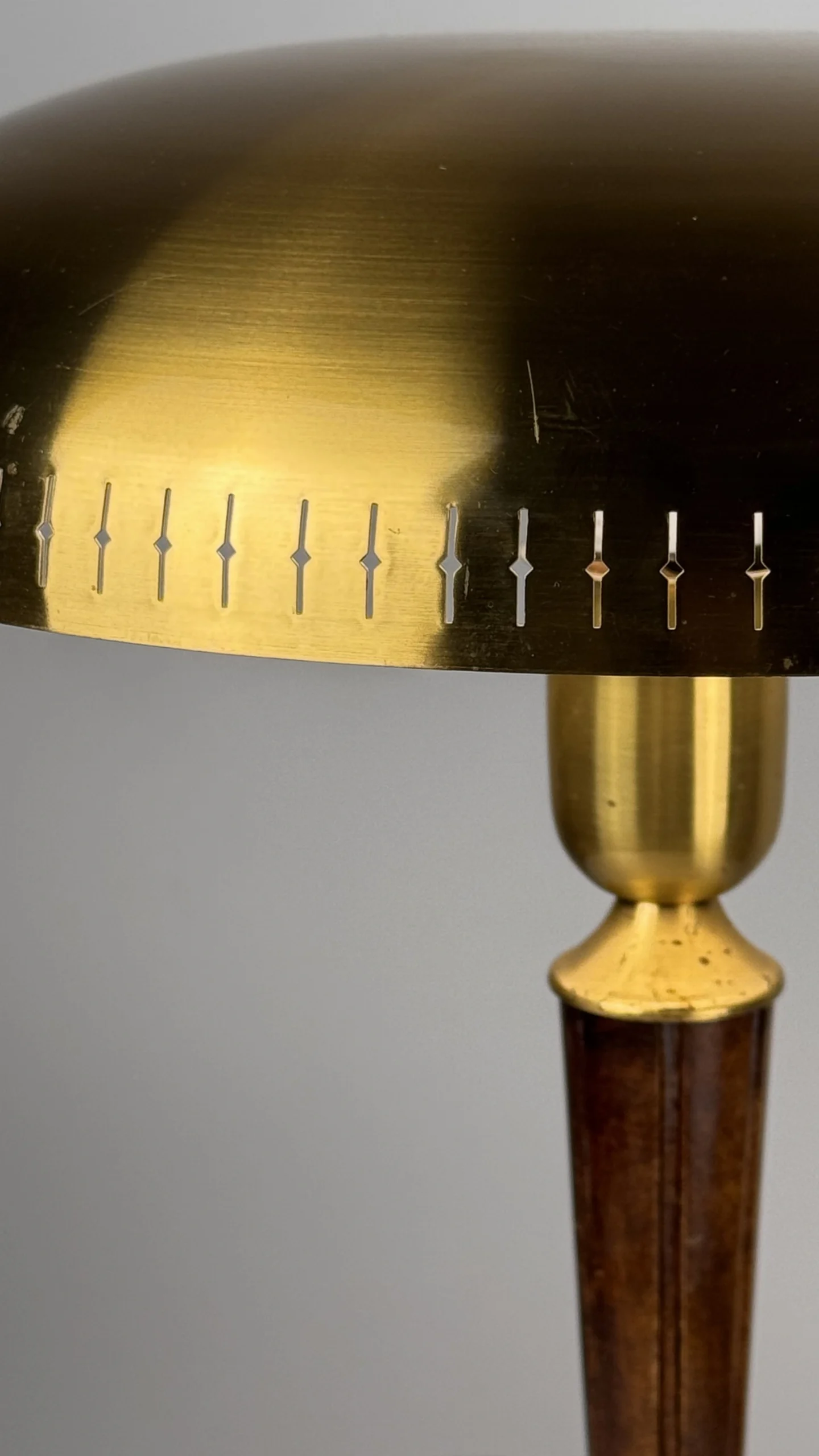 Lámpara sobremesa metal dorado y madera Años 50 - Imagen 4