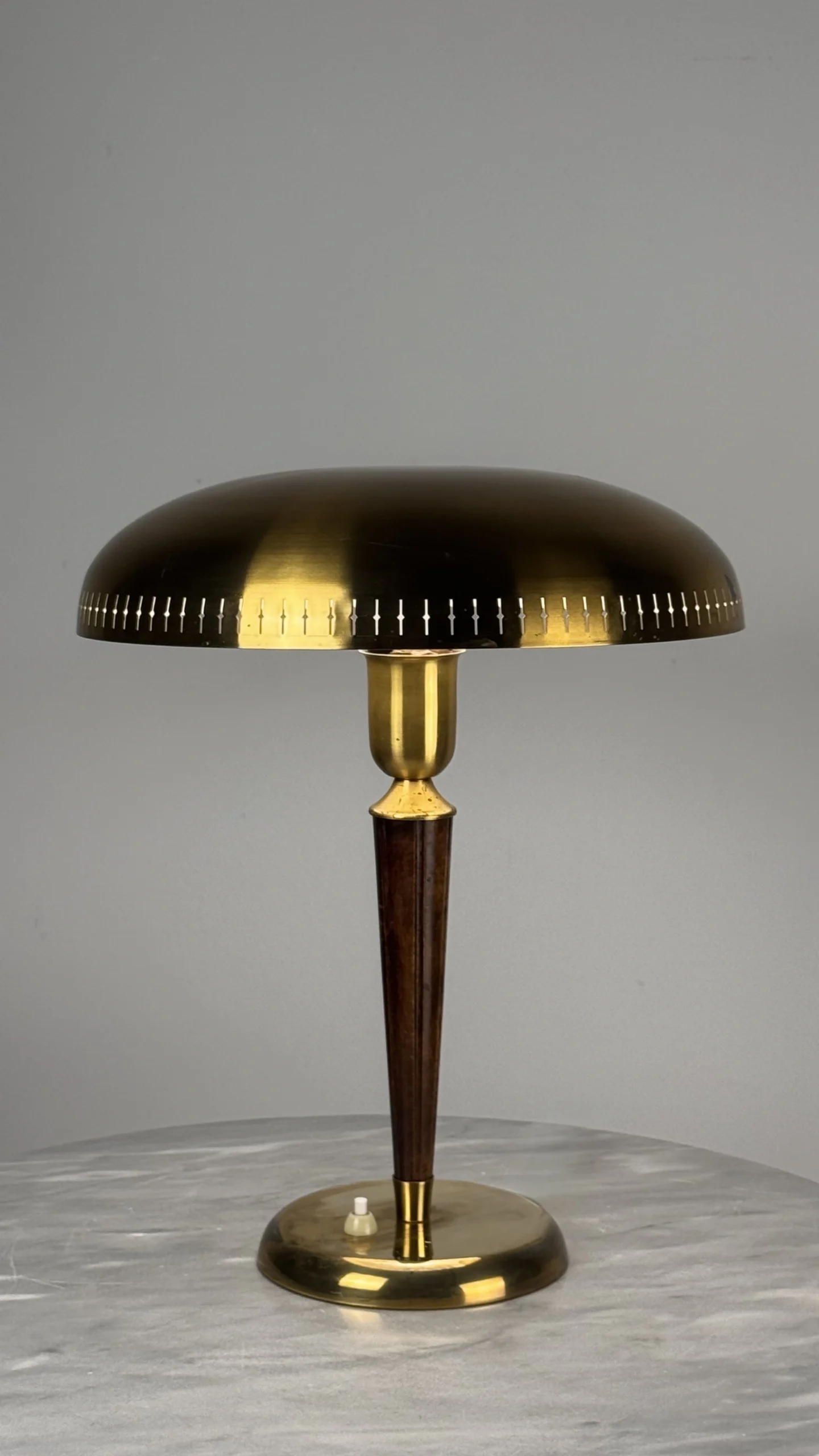 Lámpara sobremesa metal dorado y madera Años 50