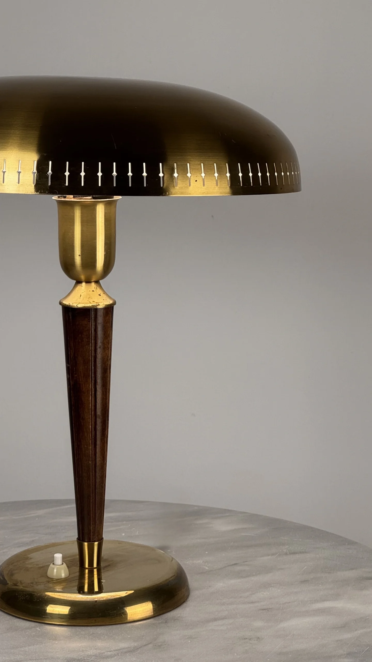 Lámpara sobremesa metal dorado y madera Años 50 - Imagen 5