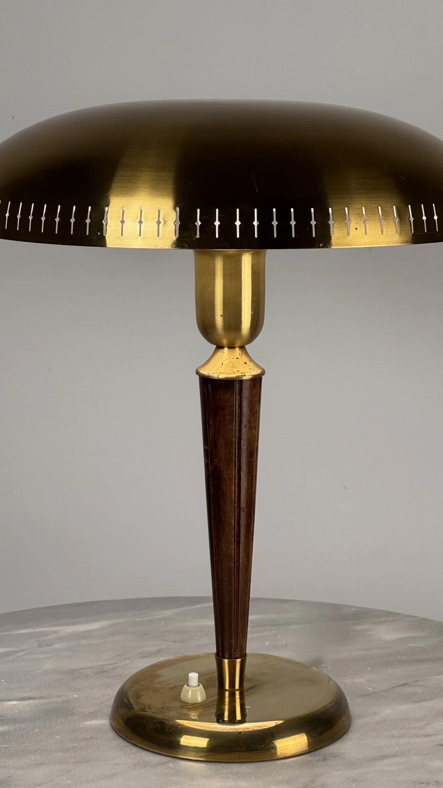 Lámpara sobremesa metal dorado y madera Años 50 - Imagen 6