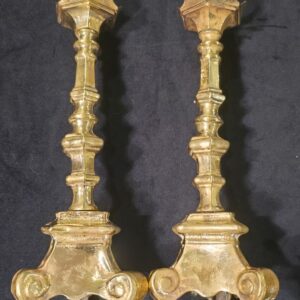 Par de candelabros eclesiásticos en latón dorado