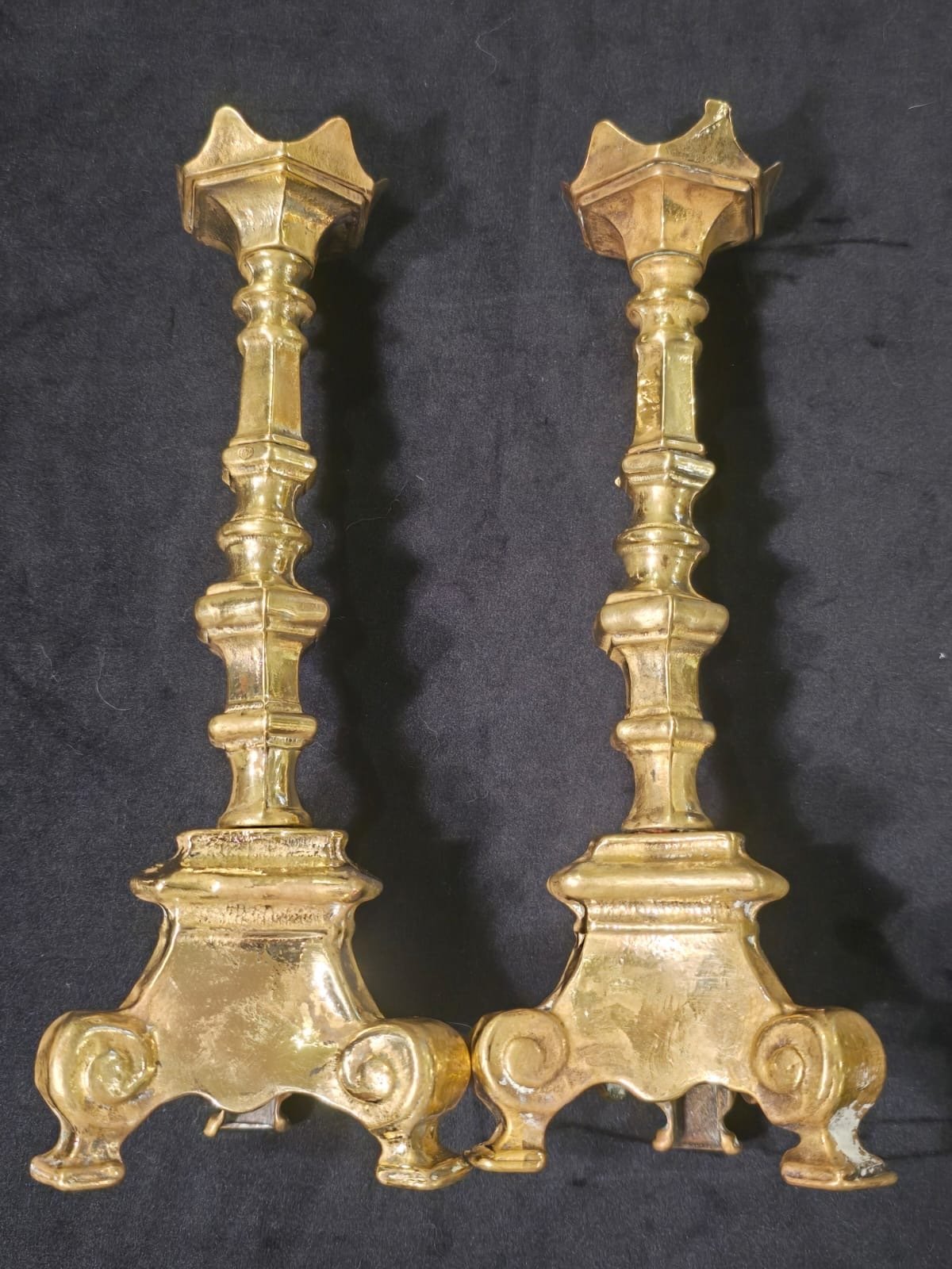 Par de candelabros eclesiásticos en latón dorado
