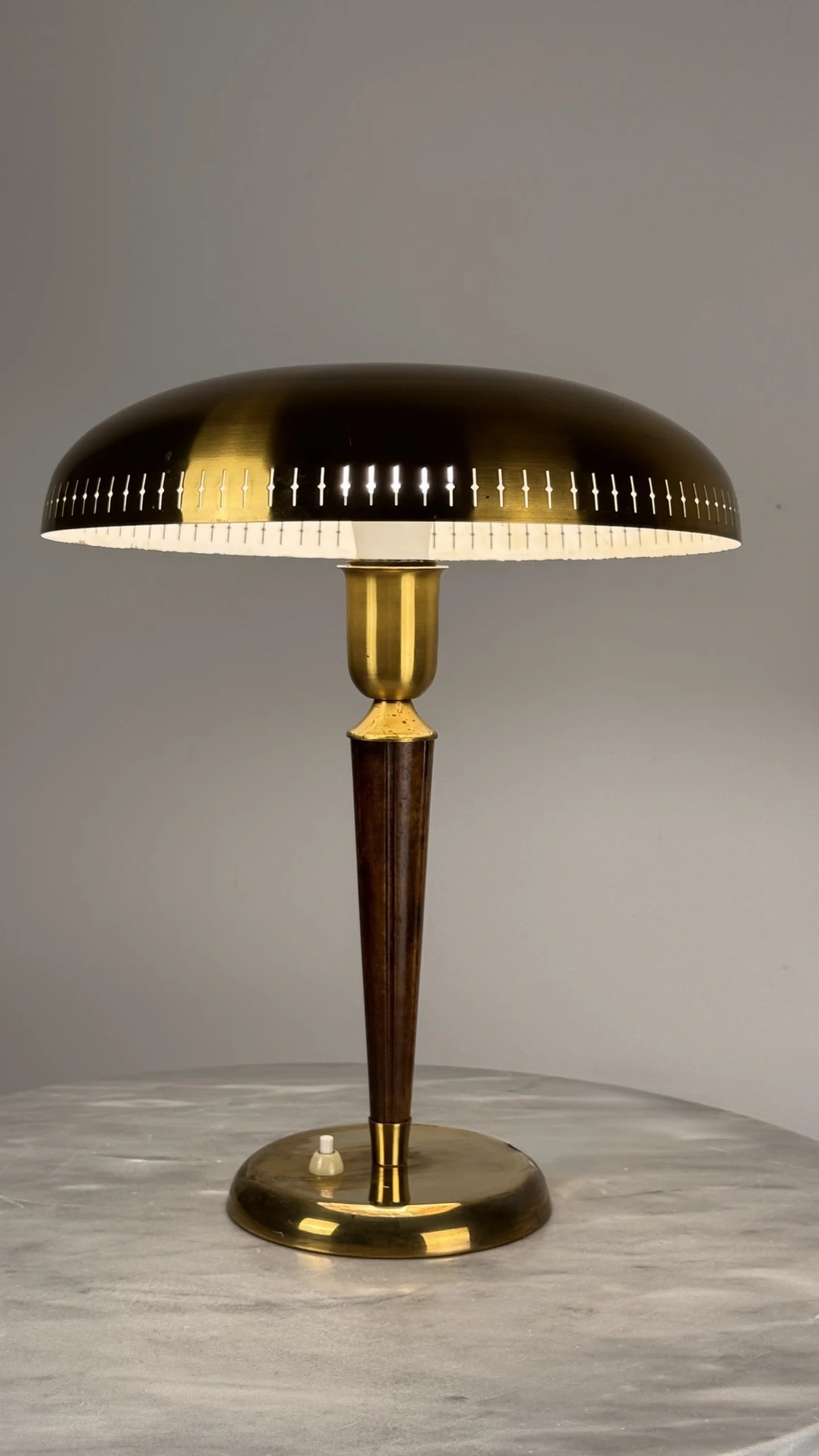 Lámpara sobremesa metal dorado y madera Años 50 - Imagen 7