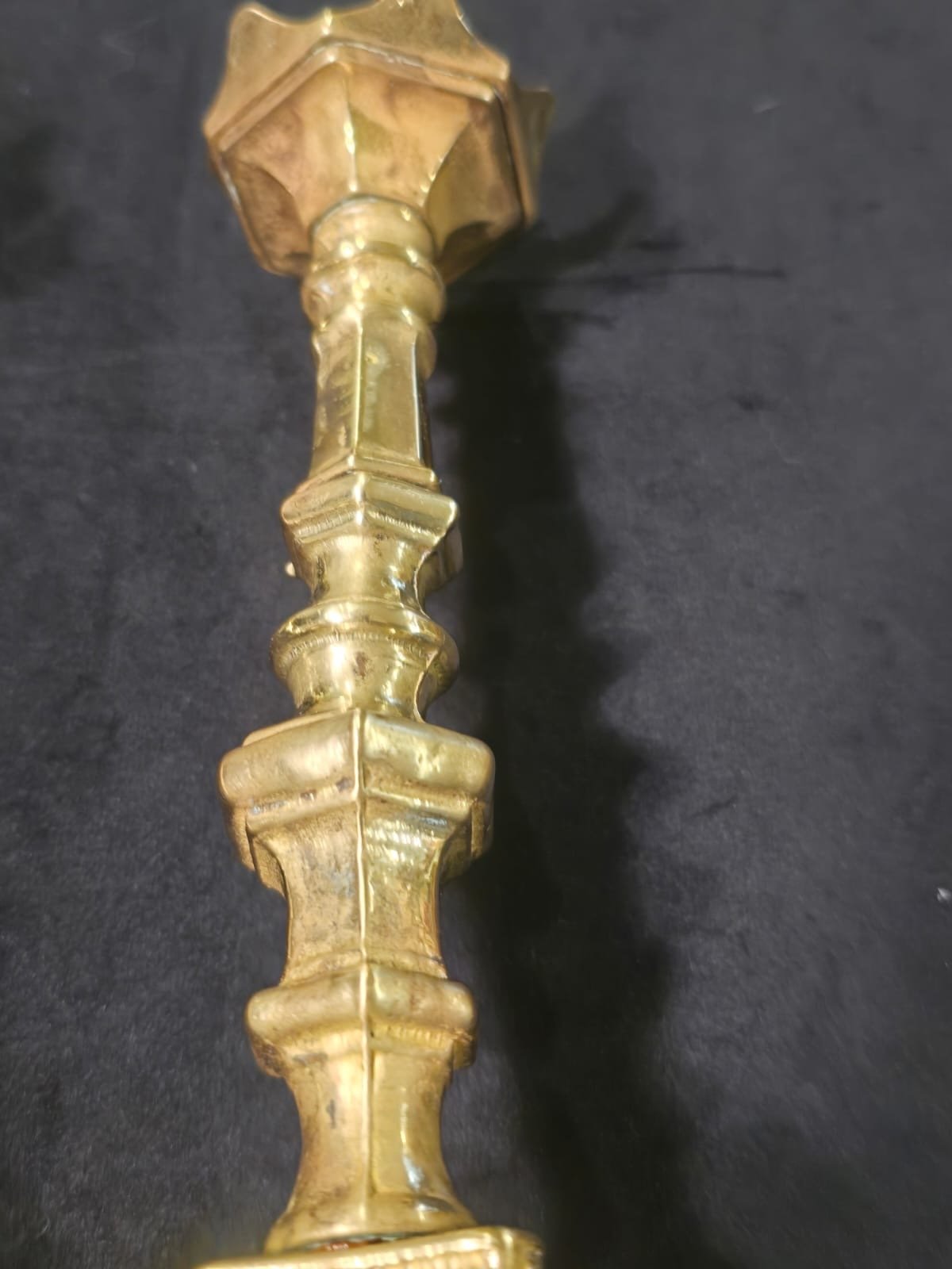 Par de candelabros eclesiásticos en latón dorado - Imagen 10