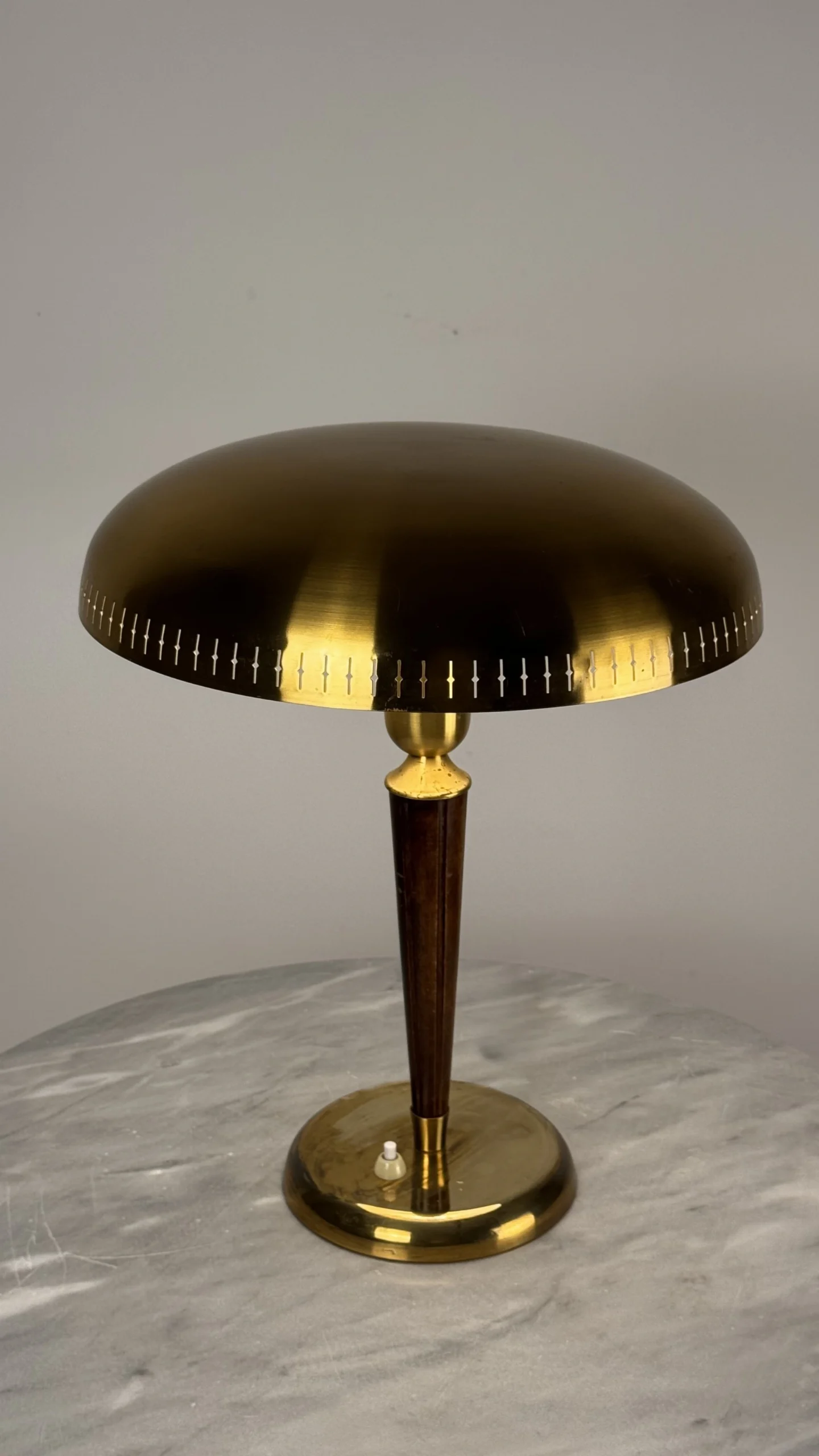 Lámpara sobremesa metal dorado y madera Años 50 - Imagen 2
