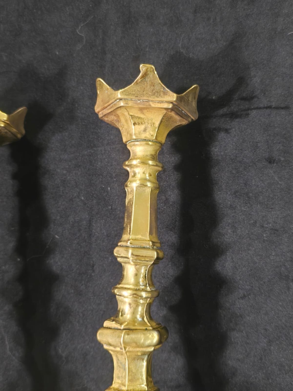 Par de candelabros eclesiásticos en latón dorado - Imagen 9