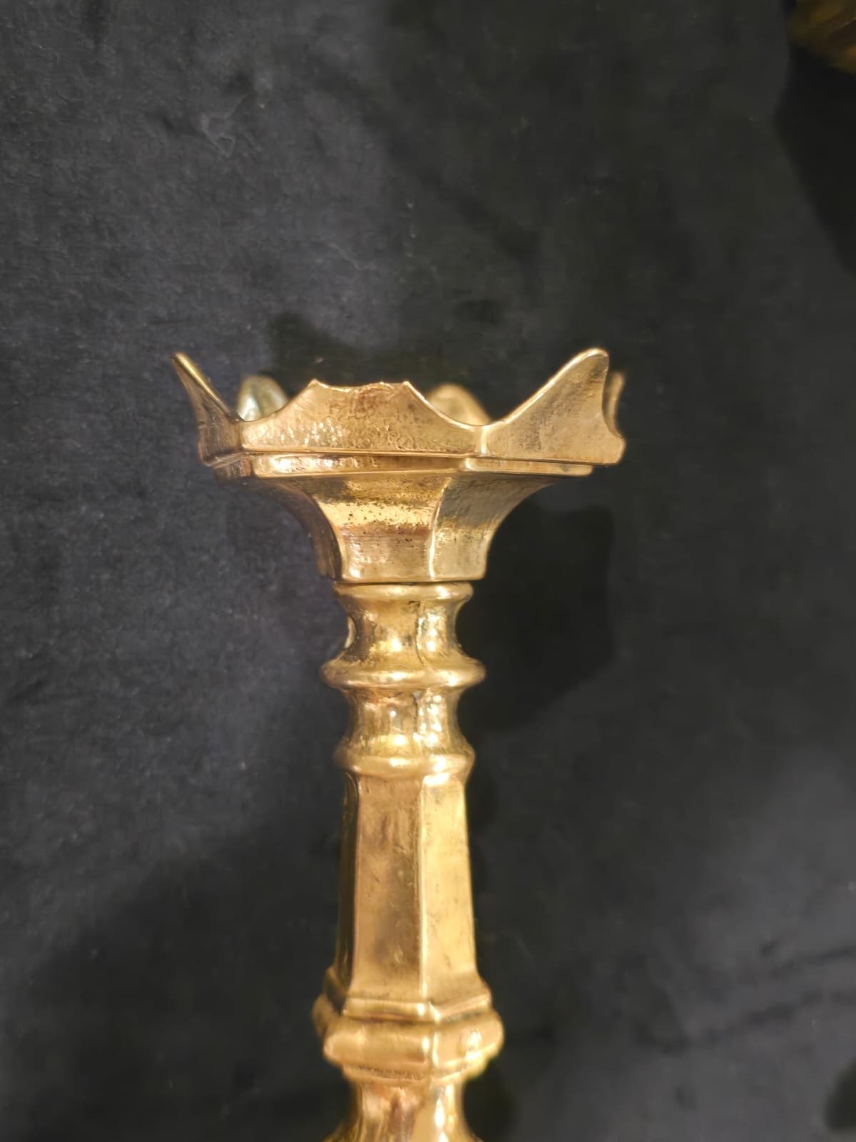 Par de candelabros eclesiásticos en latón dorado - Imagen 6