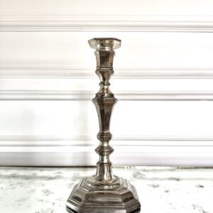 Candelabro con base octogonal
