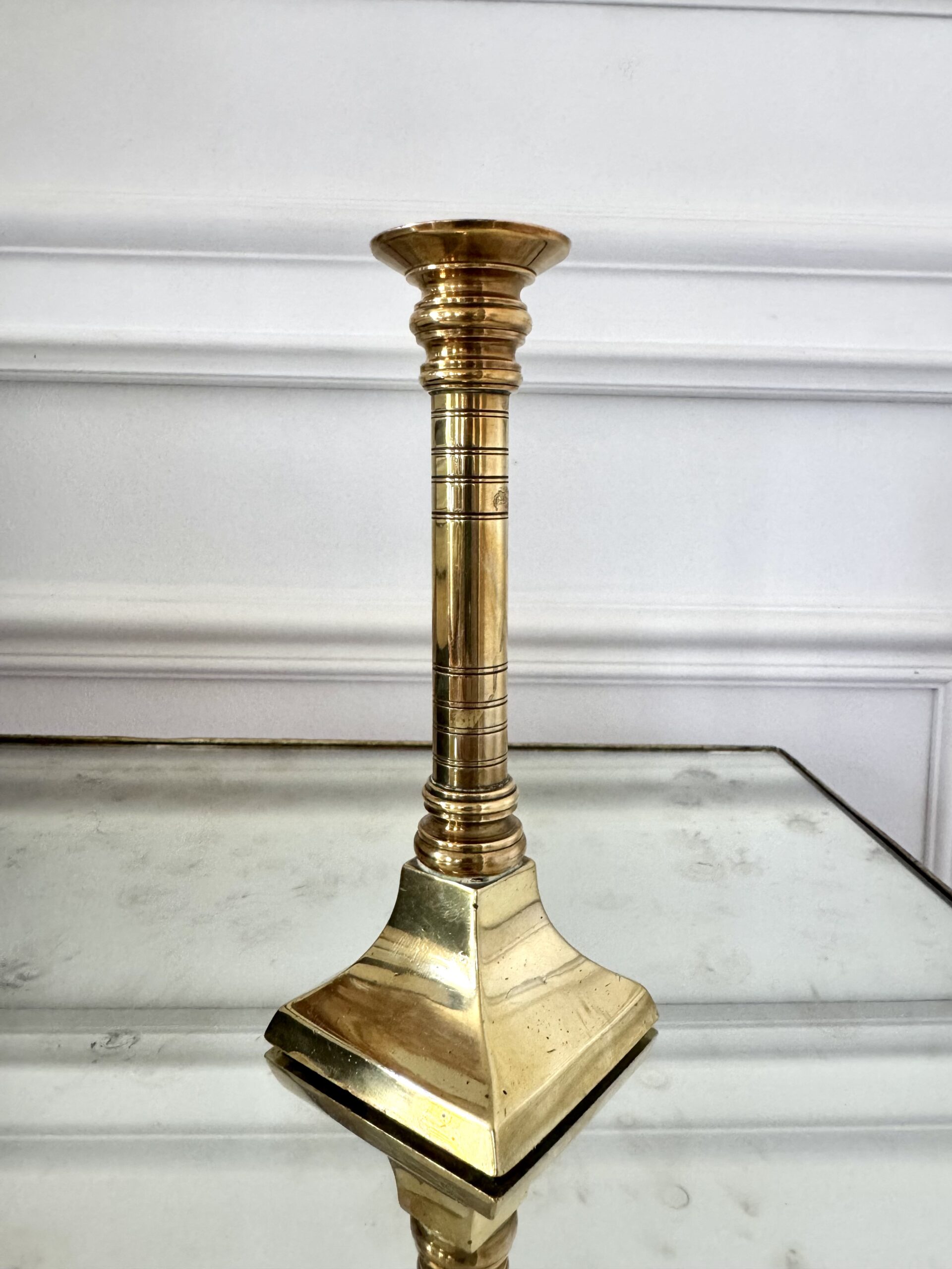 Candelabro neoclásico en latón con base piramidal - Imagen 3