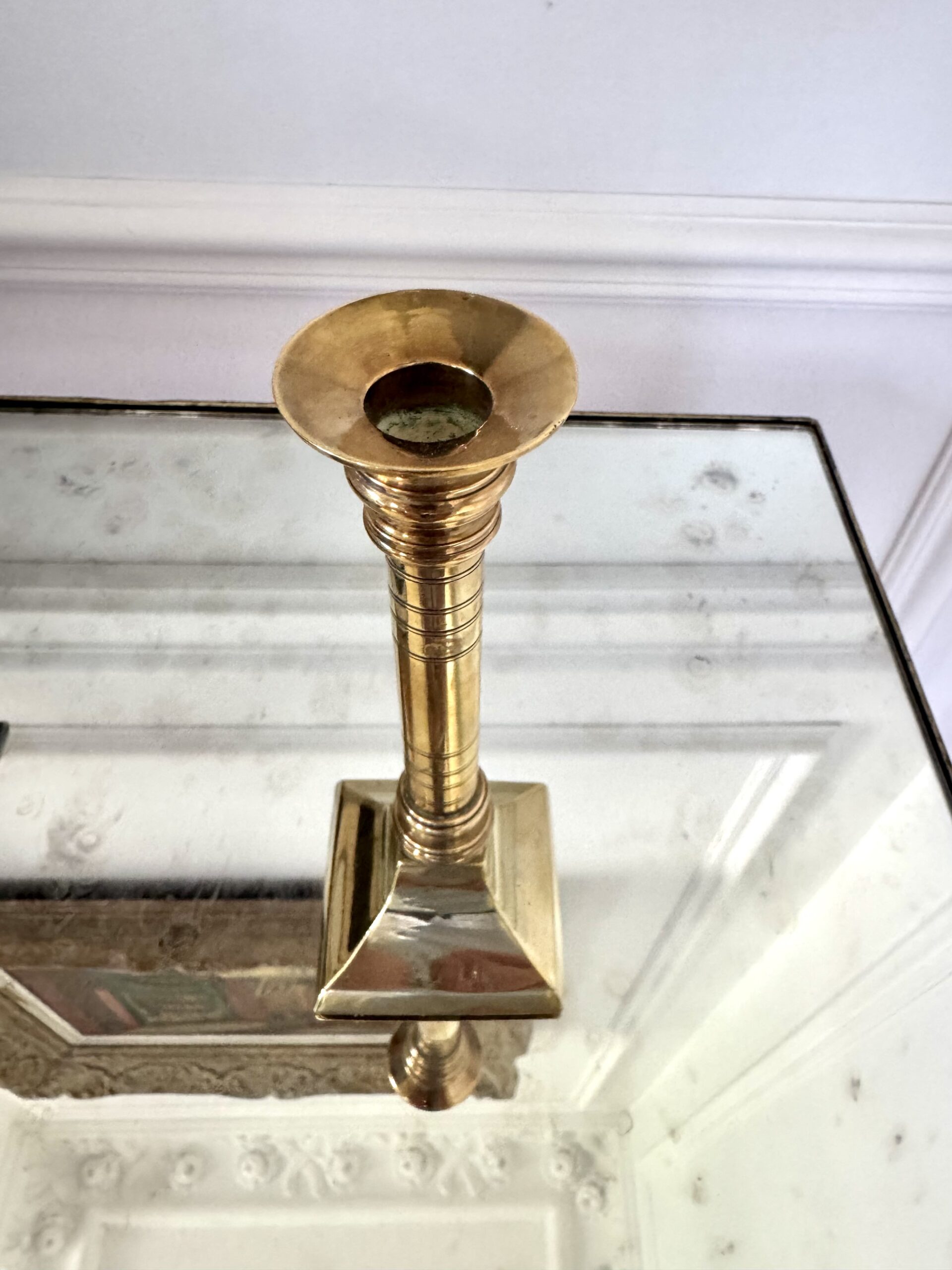 Candelabro neoclásico en latón con base piramidal - Imagen 4