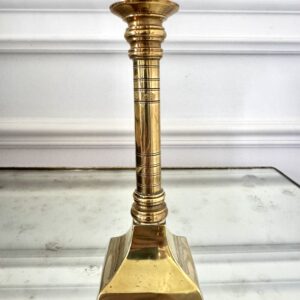 Candelabro neoclásico en latón con base piramidal