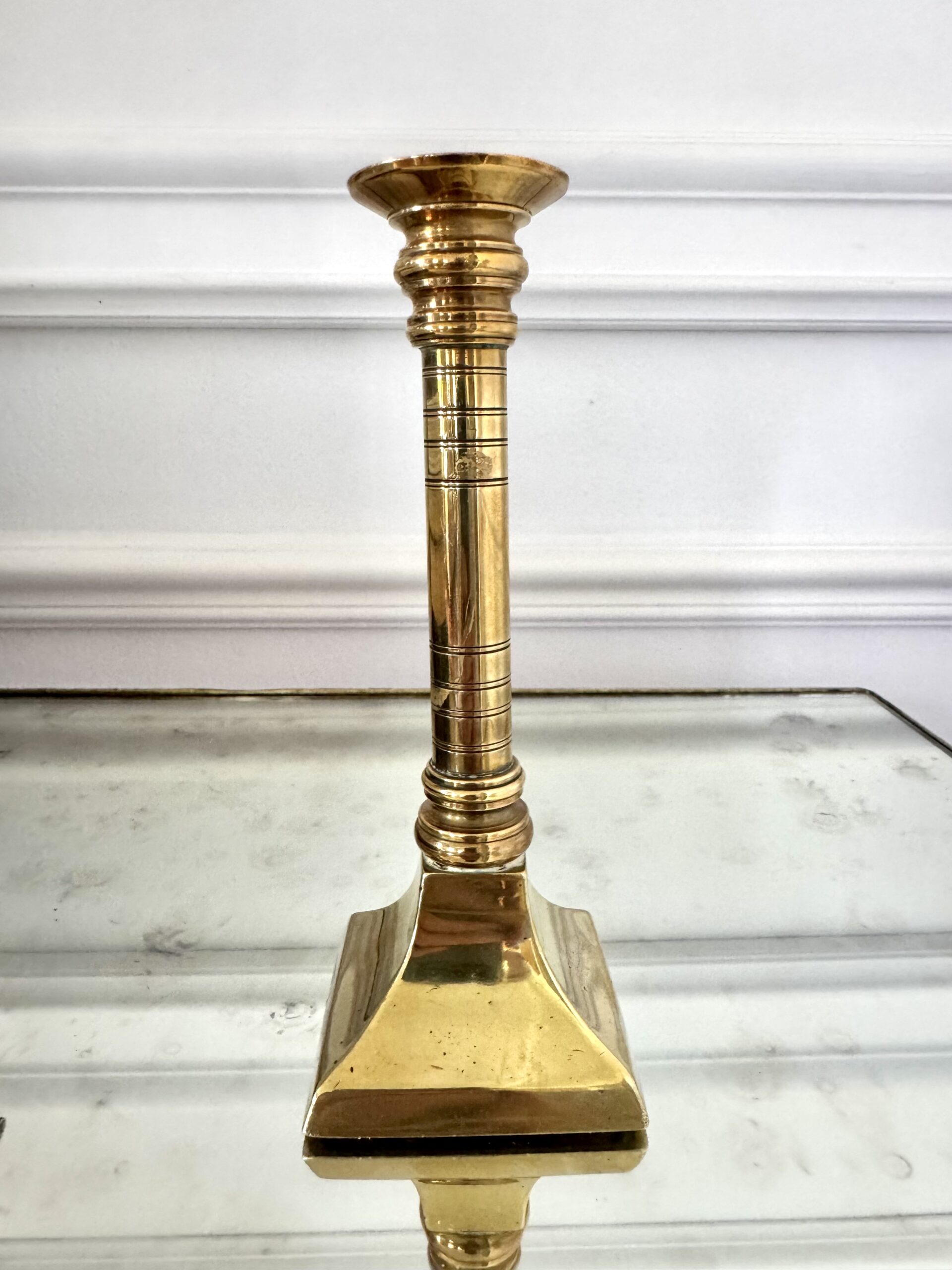 Candelabro neoclásico en latón con base piramidal