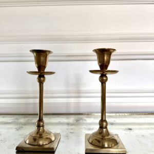 Par de candelabros “Colonial Revival” en latón con bobeche