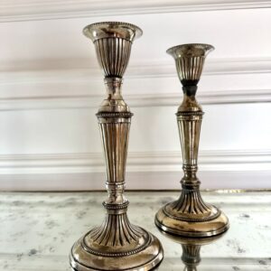 Par de candelabros clásicos estriados