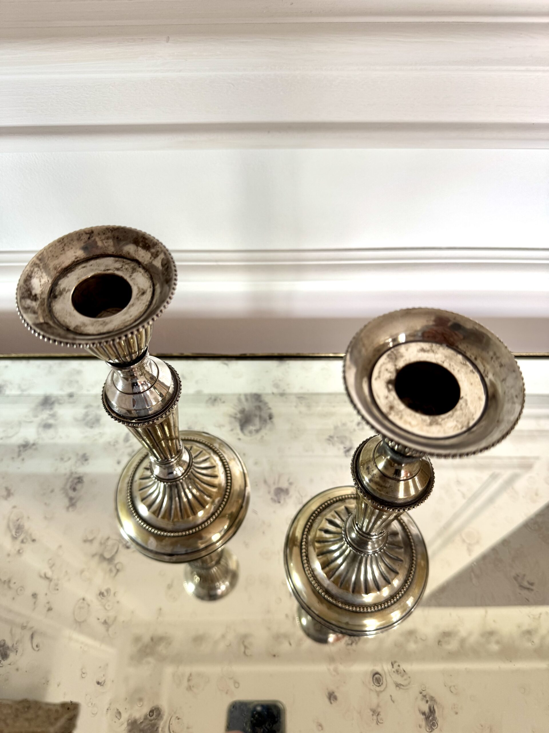 Par de candelabros clásicos estriados - Imagen 2