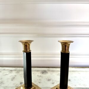 Par de candelabros de inspiración clásica en latón con fuste lacado negro
