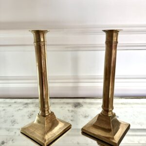 Par de candelabros neoclásicos en latón con base cuadrada
