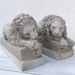 Pareja de leones en piedra marmorina sobre base de mármol