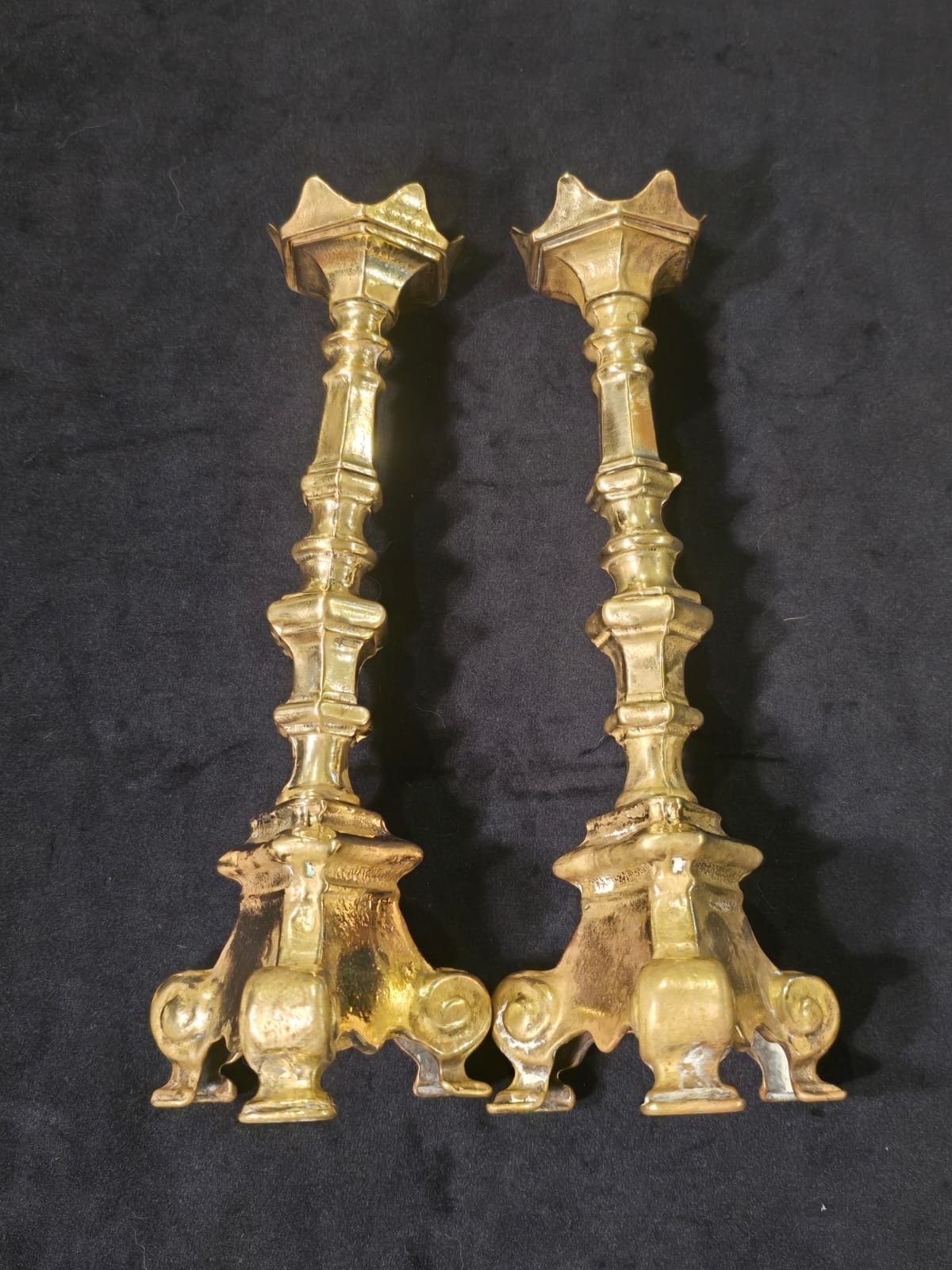 Par de candelabros eclesiásticos en latón dorado - Imagen 2