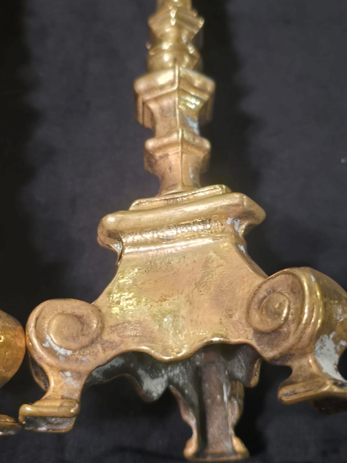 Par de candelabros eclesiásticos en latón dorado - Imagen 3