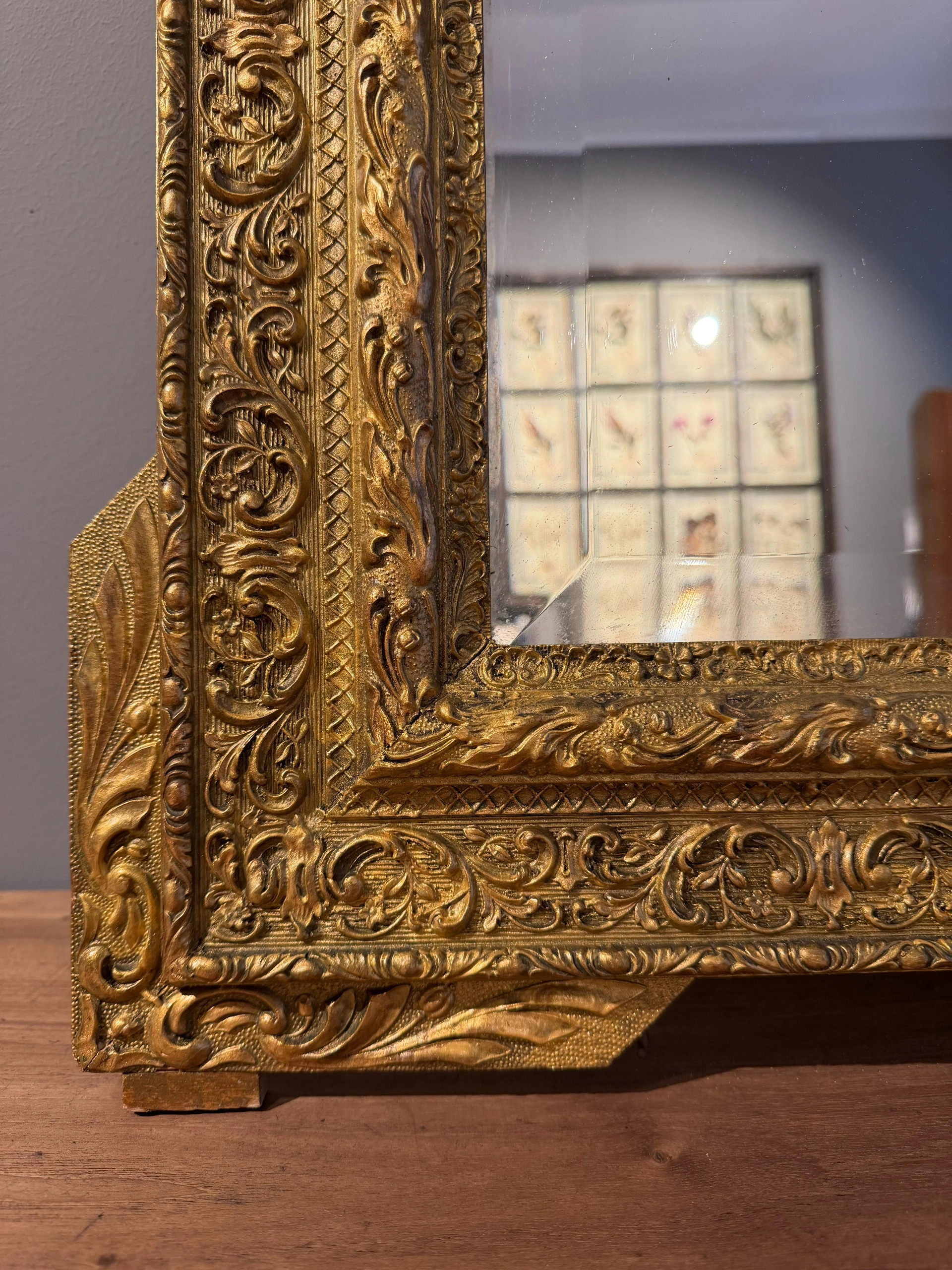 Espejo francés dorado con frontón vegetal - Imagen 5