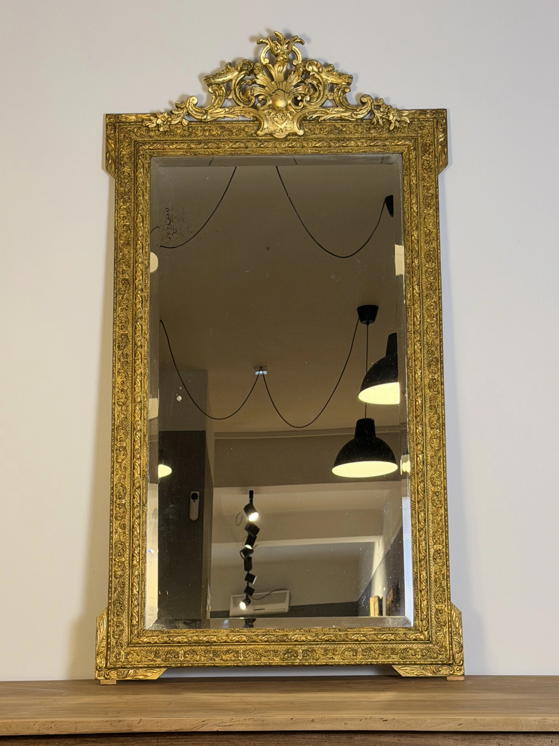 Espejo francés dorado con frontón vegetal - Imagen 2