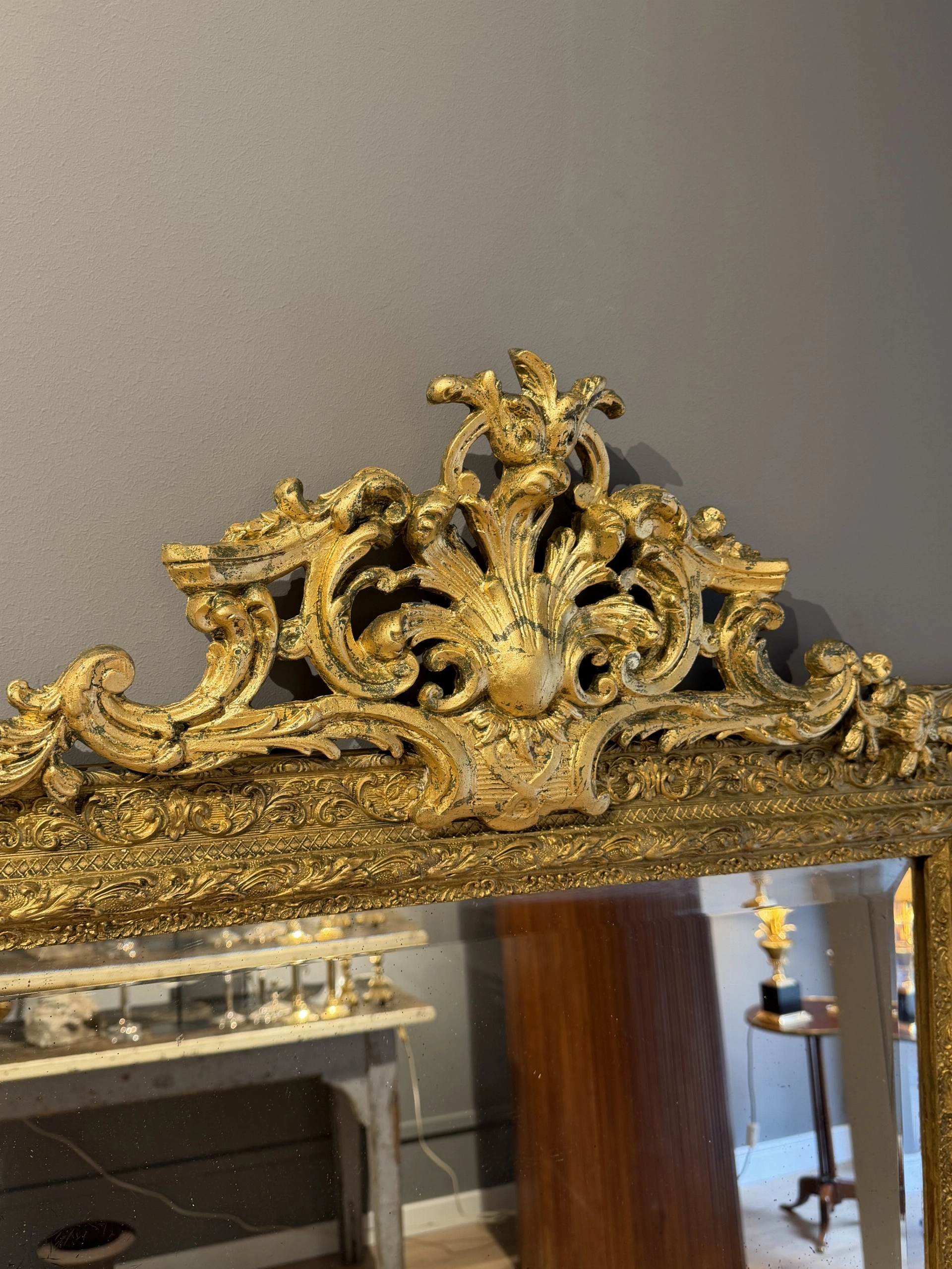 Espejo francés dorado con frontón vegetal - Imagen 3