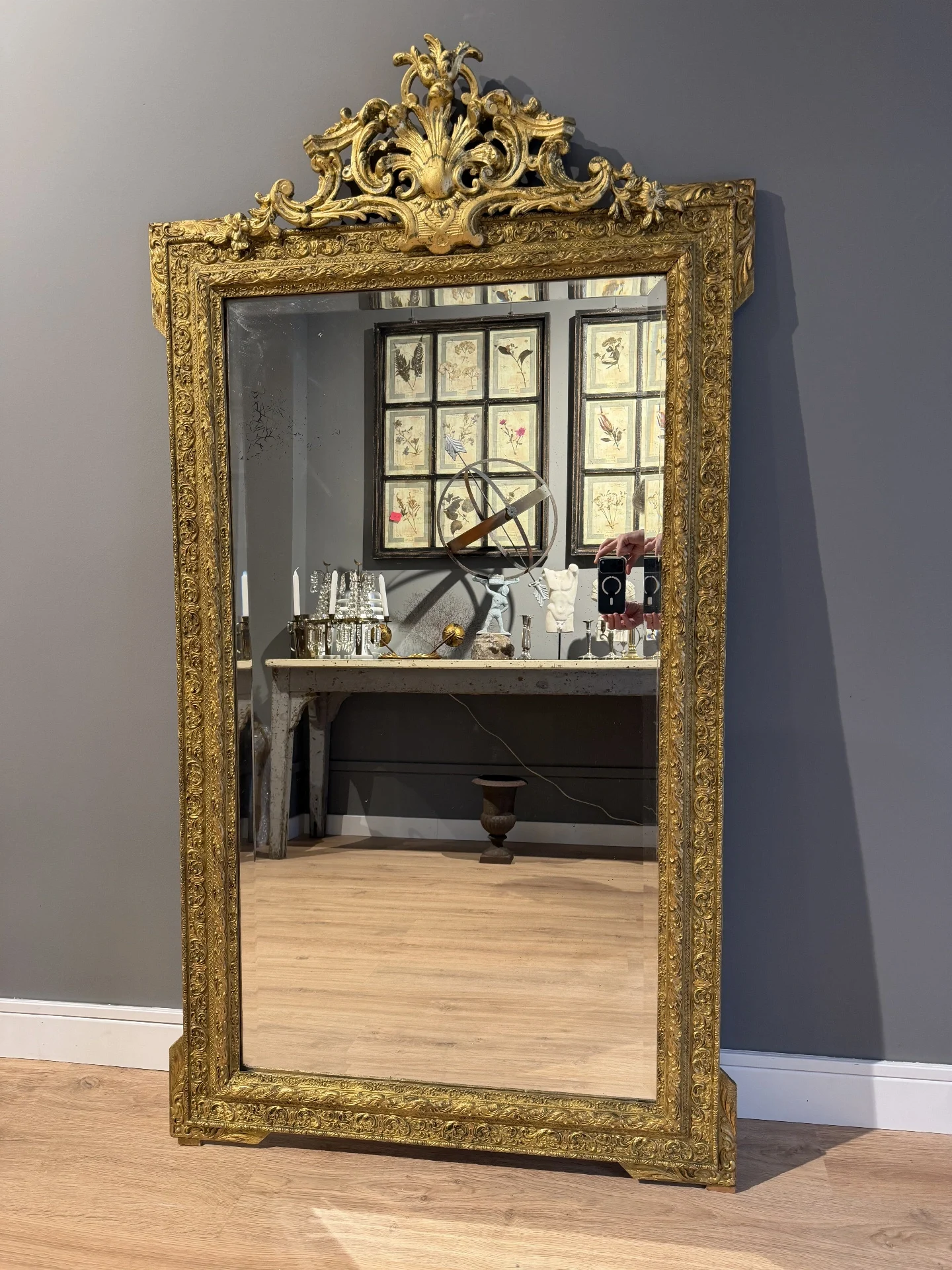 Espejo francés dorado con frontón vegetal