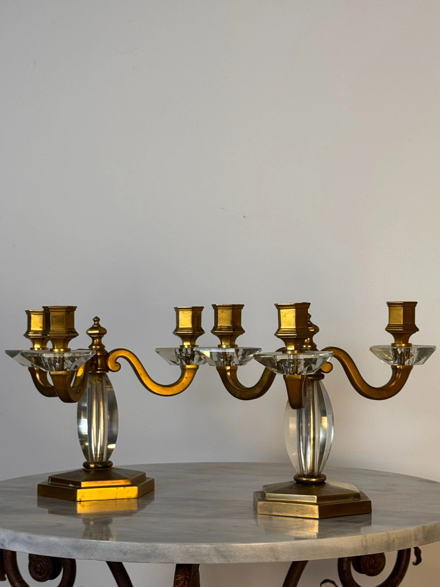 Pareja de candelabros de tres luces en cristal y metal dorado - Imagen 2
