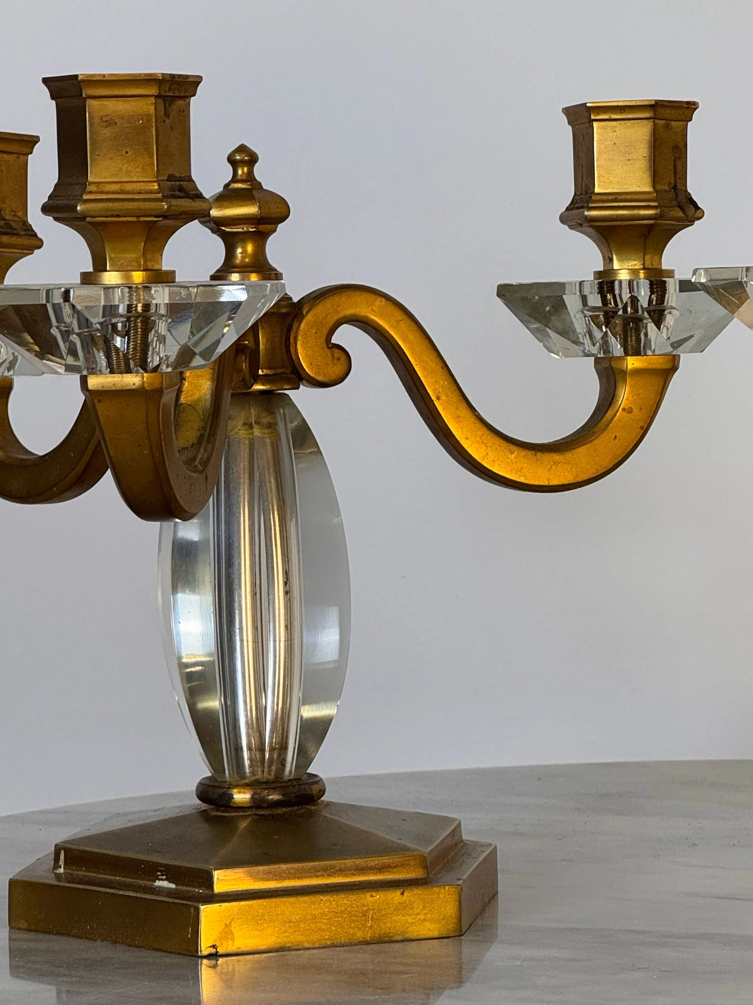 Pareja de candelabros de tres luces en cristal y metal dorado - Imagen 3