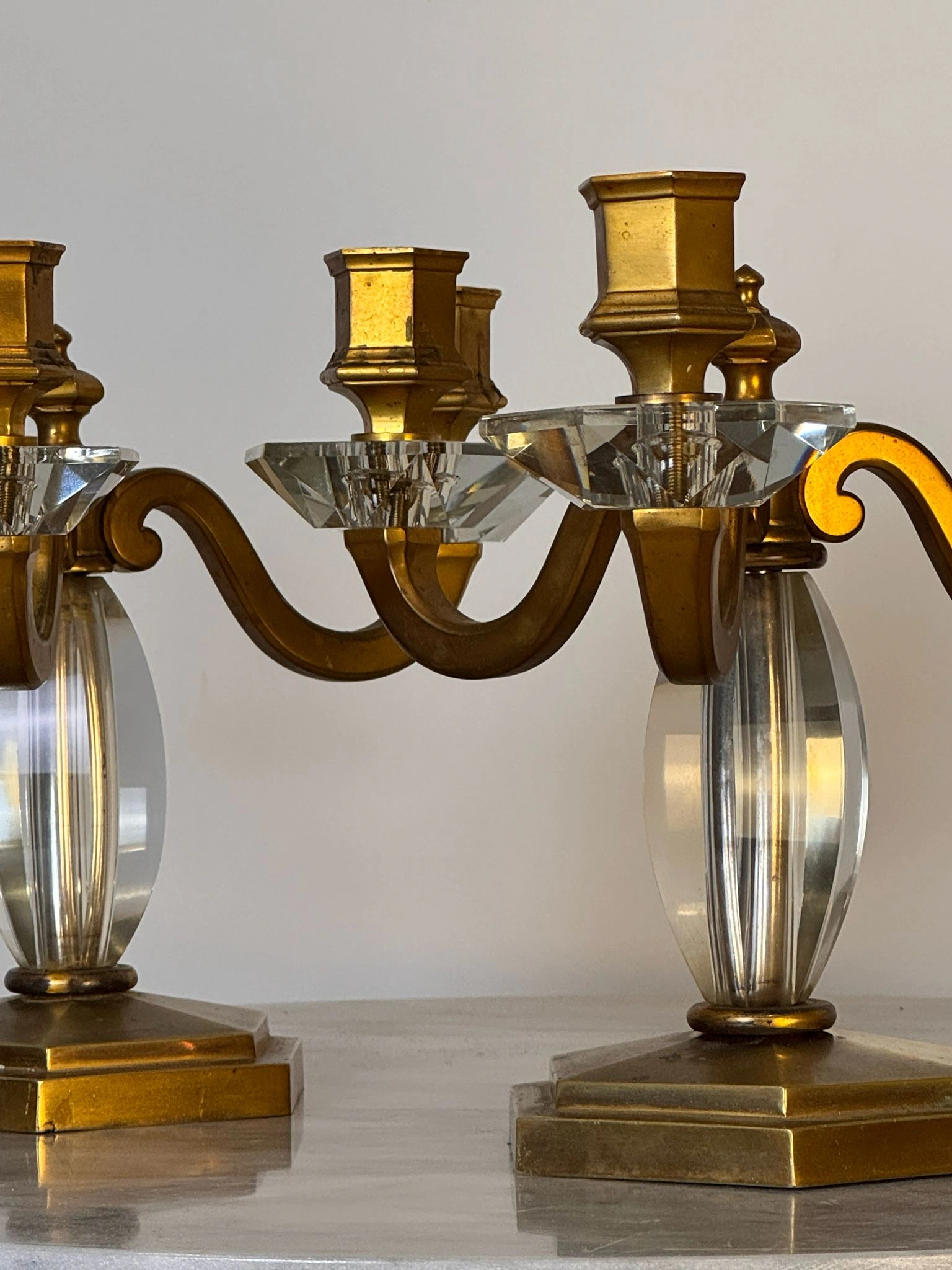 Pareja de candelabros de tres luces en cristal y metal dorado - Imagen 4