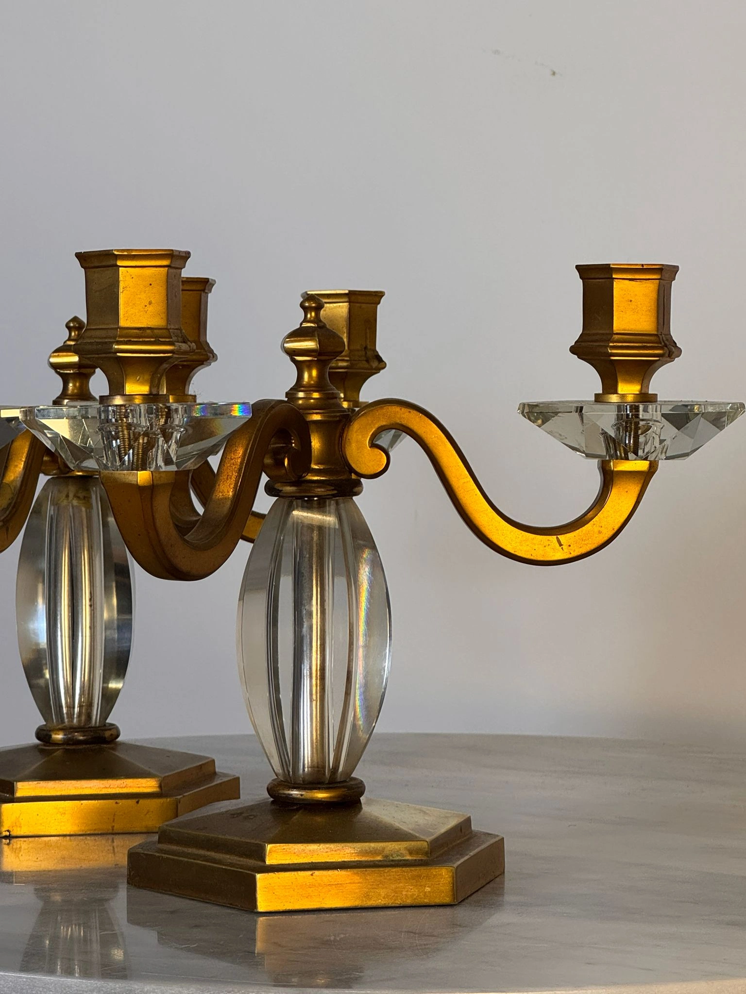 Pareja de candelabros de tres luces en cristal y metal dorado - Imagen 5