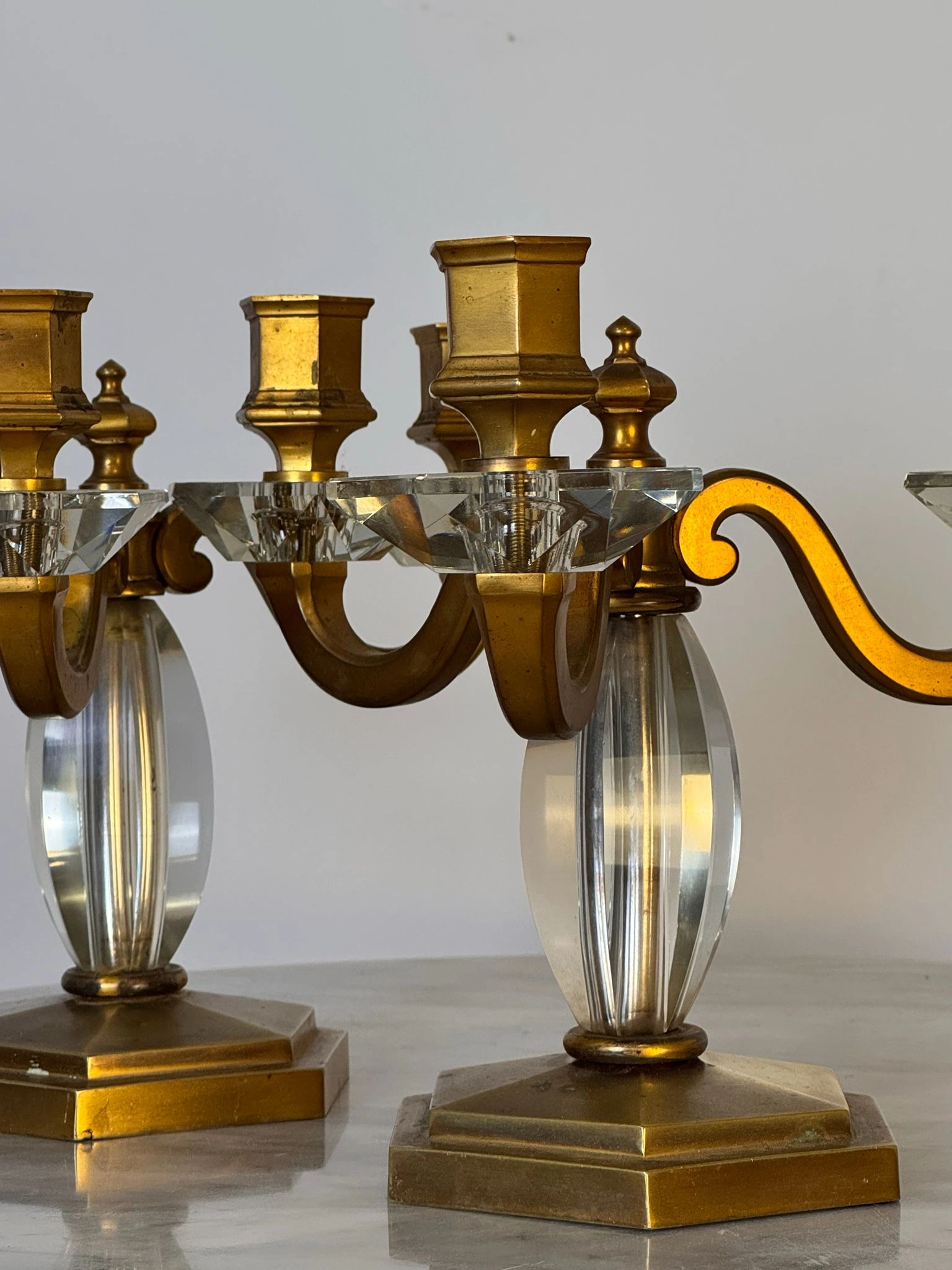 Pareja de candelabros de tres luces en cristal y metal dorado - Imagen 6