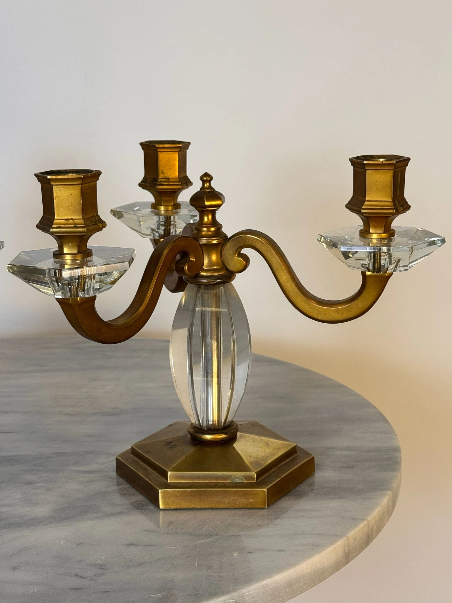 Pareja de candelabros de tres luces en cristal y metal dorado - Imagen 7