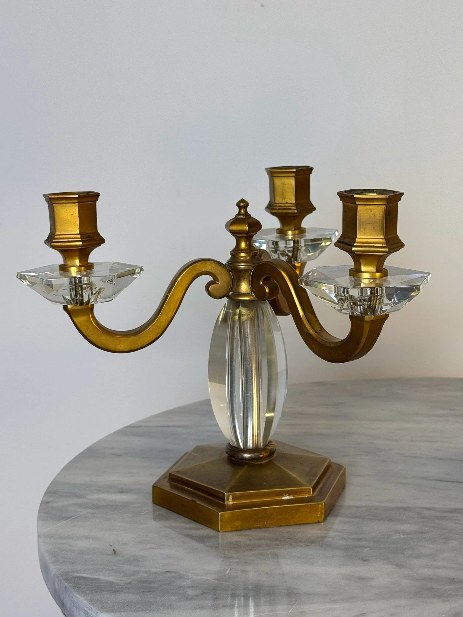 Pareja de candelabros de tres luces en cristal y metal dorado - Imagen 8