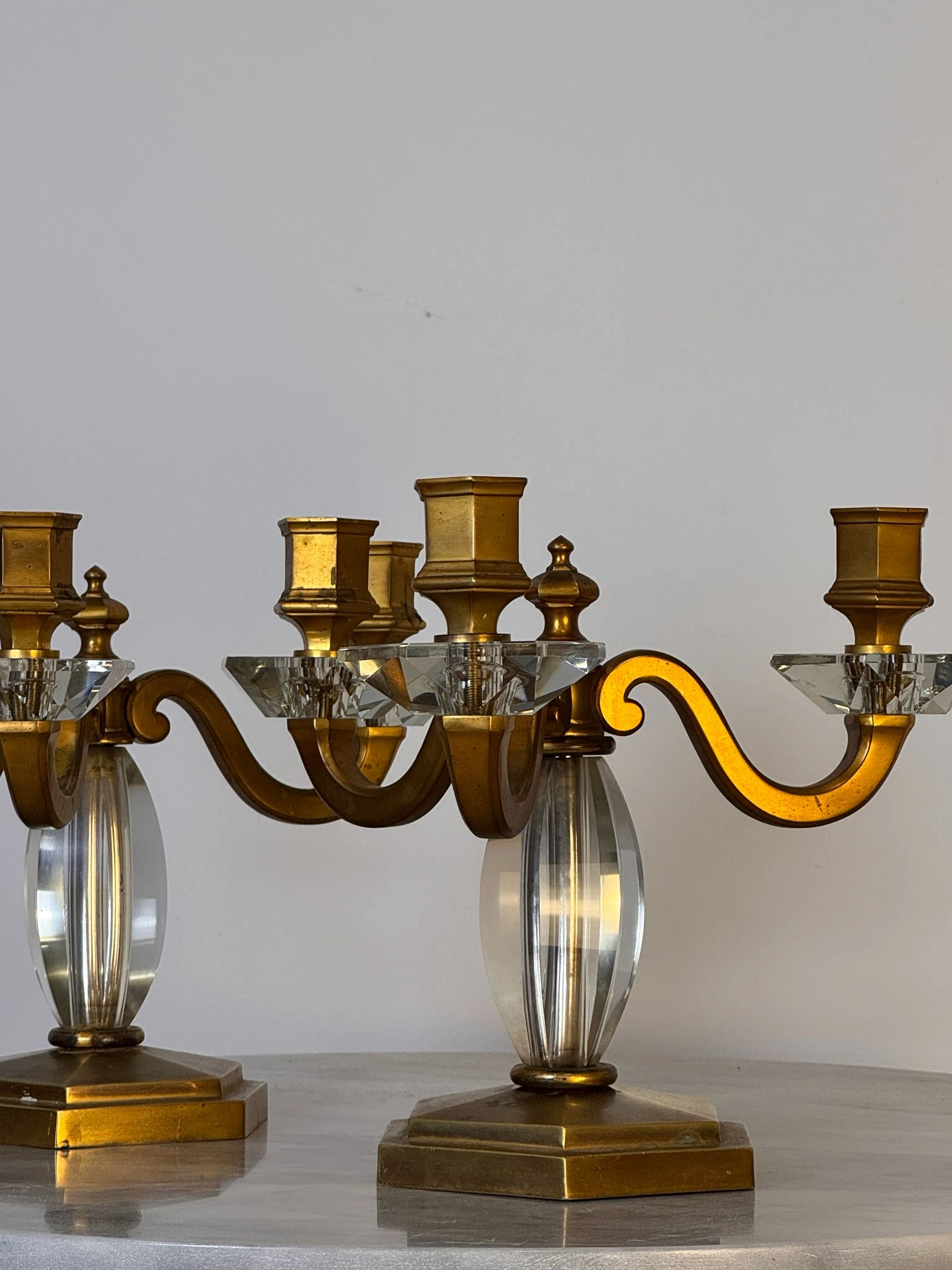 Pareja de candelabros de tres luces en cristal y metal dorado