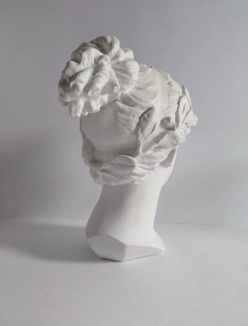 Busto femenino en yeso blanco - Imagen 7