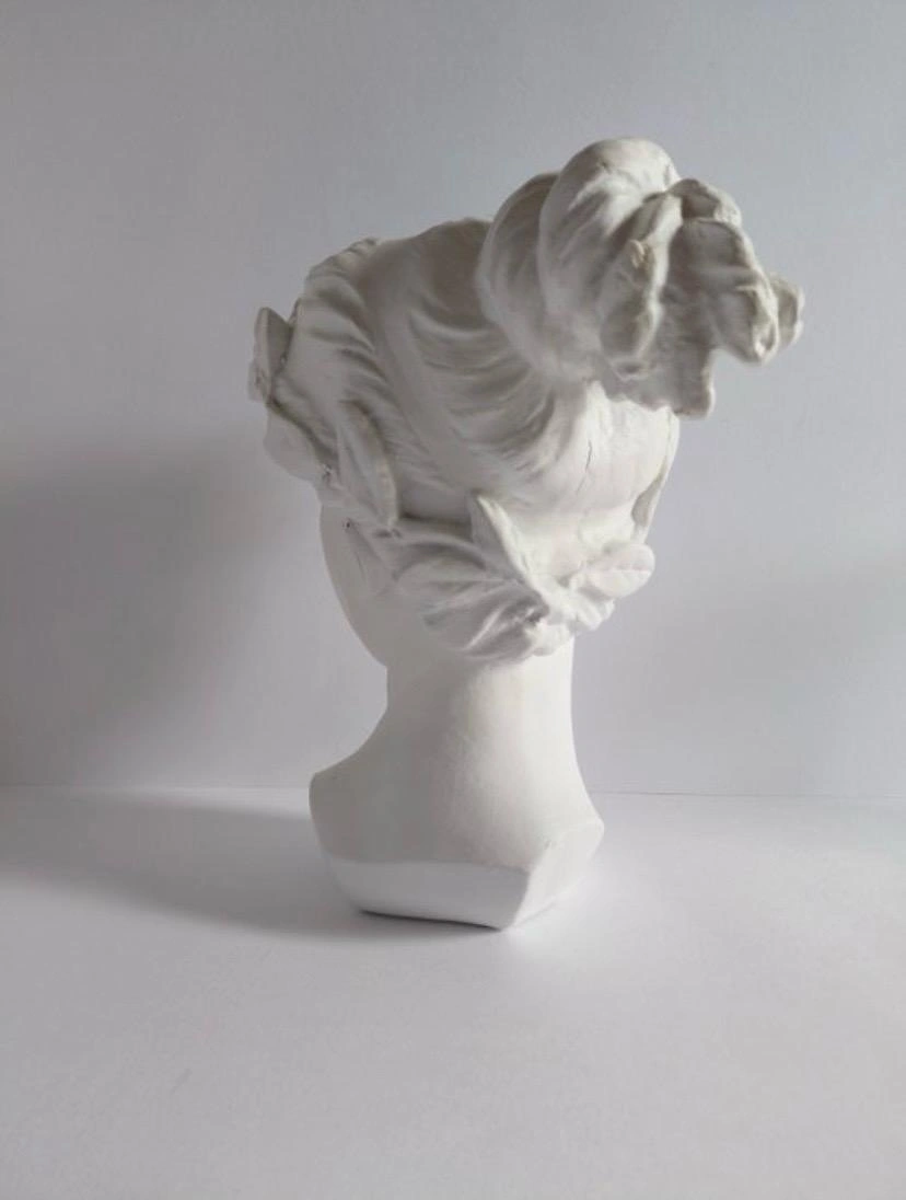 Busto femenino en yeso blanco - Imagen 2