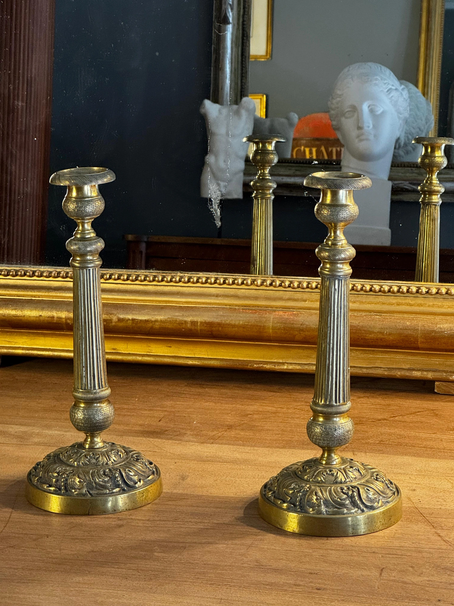 Pareja de candeleros franceses de estilo Luis XVI - Imagen 3