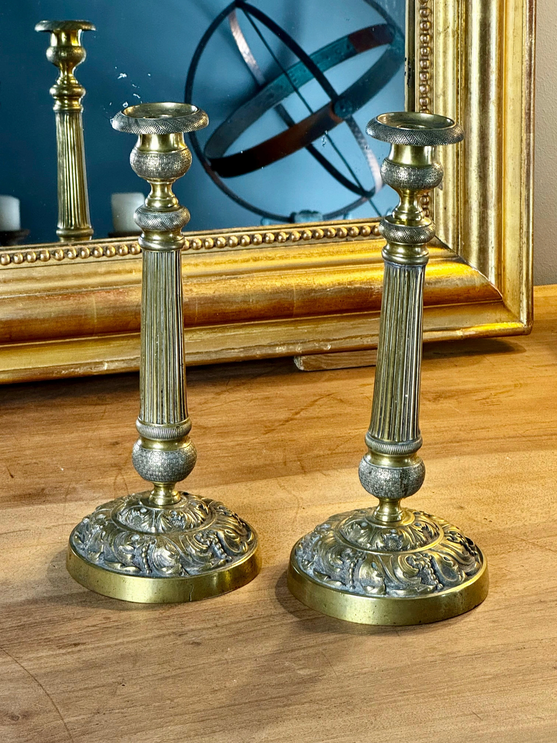 Pareja de candeleros franceses de estilo Luis XVI